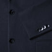 Motion Blazer Regular Midnight Blue: skreddersydd mørkeblå blazer med knapper foran, knappede mansjetter og 360°-stretch.