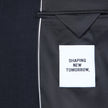 Interiøret i en mørkeblå Motion Blazer Regular Midnight Blue med et hvitt SHAPING NEW TOMORROW-merke.