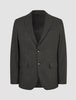 Motion Blazer Regular Pepper Grey: skreddersydd mørkegrå blazer med to knapper og skrå krage, laget av et pustende materiale.