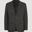 Motion Blazer Regular Pepper Grey: skreddersydd mørkegrå blazer med to knapper og skrå krage, laget av et pustende materiale.