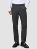 En mann i en hvit skjorte med knapper, svarte skinnloafers og Motion Suit-bukser i Regular-passform i fargen Pepper Grey.