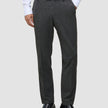 En mann i en hvit skjorte med knapper, svarte skinnloafers og Motion Suit-bukser i Regular-passform i fargen Pepper Grey.