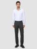 En mann i en hvit skjorte med knapper og Motion Suit-bukser i Regular-passform i fargen Pepper Grey med 360°-stretch.