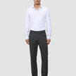 En mann i en hvit skjorte med knapper og Motion Suit-bukser i Regular-passform i fargen Pepper Grey med 360°-stretch.