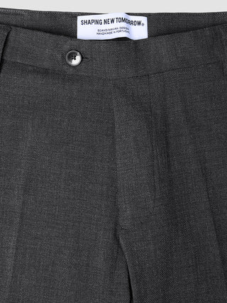 Motion Suit-bukse i Regular-passform, Pepper Grey, i klassisk skandinavisk design med knapp midt foran og hvit merkelapp.