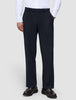 En person som har på seg Motion Suit-bukser i modell Relaxed i fargen Midnight Blue, en hvit skjorte med knapper og mørke loafers.