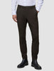Mørkebrune Motion-dressbukser i slim fit-modell, Slim Cognac, kombinert med en hvit skjorte med knapper og svarte lærstøvler.
