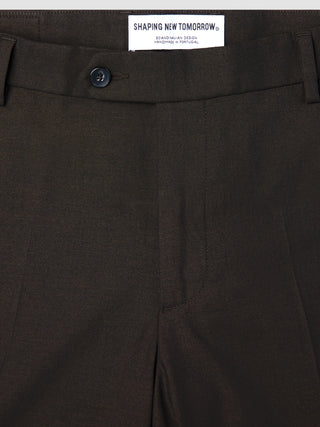 Mørkebrune Motion Suit-bukser i slim fit, Slim Cognac, med 360°-stretch, knappelukking og merkelapp i linningen.
