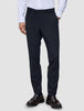 Motion Suit Pants Slim – Midnattsblå dressbukser i slim fit, kombinert med en hvit skjorte med knapper og brune loafers.