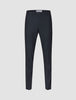 Motion Suit-bukse, slim, midnattsblå: mørkeblå dressbukse i slim fit med knappelukking, presselinjer foran og 360°-stretch.