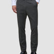 Motion Suit Pants Slim Pepper Grey – dressbukser i slim fit, kombinert med en hvit skjorte med knapper og svarte loafers.