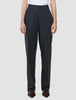 En person som har på seg «Women Nara Pants Straight Grey Flint» – et par skreddersydde bukser med høy midje og knappedetaljer.