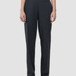 En person som har på seg «Women Nara Pants Straight Grey Flint» – et par skreddersydde bukser med høy midje og knappedetaljer.
