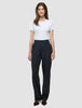 En kvinne iført en hvit T-skjorte og «Women Nara Pants Straight Grey Flint».