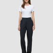 En kvinne iført en hvit T-skjorte og «Women Nara Pants Straight Grey Flint».