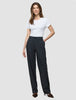 En kvinne kledd i en hvit T-skjorte og «Women Nara Pants Straight Grey Flint».