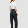 En kvinne står med ryggen til, iført en hvit T-skjorte og Women Nara Pants Straight Grey Flint.