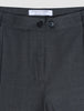 Nærbilde av linningen på damebuksene «Nara Pants Straight Grey Flint» med et «Shaping New Tomorrow»-merke.