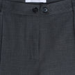 Nærbilde av linningen på damebuksene «Nara Pants Straight Grey Flint» med et «Shaping New Tomorrow»-merke.
