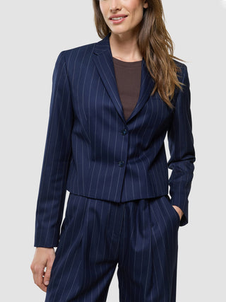 En kvinne har på seg en «Women Raina Short Blazer Night Sky Pinstripe».