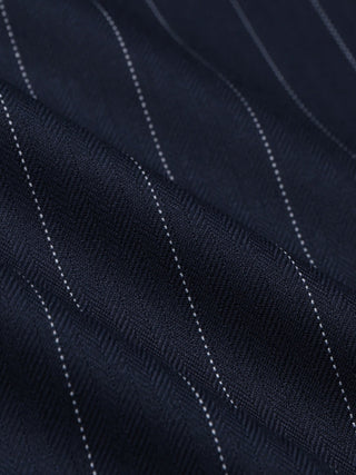 Raina kort dameblazer «Night Sky Pinstripe» i mørk marineblå med tynne, vertikale hvite striper.