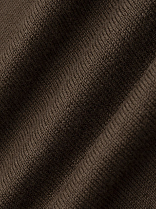 Nærbilde av en Seamless Core Knit-poloskjorte med korte ermer i mørkebrunt, med myke folder.