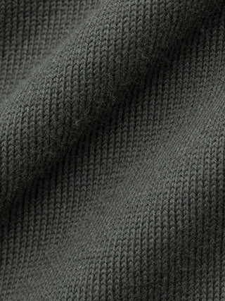 Nærbilde av en Seamless Core Knit-polo med lange ermer i stoffet «Green Night», med en diskret fold.