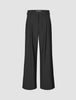 Serene Pants Wide Black: bukser med høy midje og vide ben i svart, med plissering foran og knappelukking.