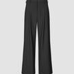 Serene Pants Wide Black: bukser med høy midje og vide ben i svart, med plissering foran og knappelukking.