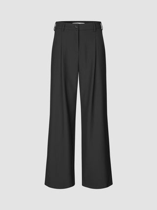 Serene Pants Wide Black: bukser med høy midje og vide ben i svart, med plissering foran og knappelukking.