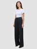 En kvinne iført en hvit T-skjorte og svarte Serene Pants Wide Black med høy midje.