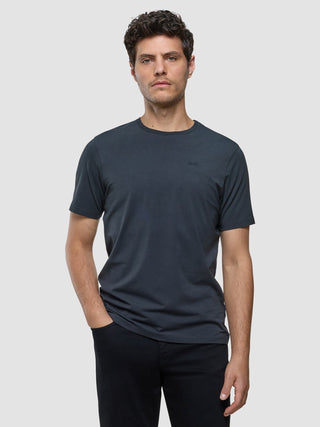 En mann har på seg en Deep Grey Supima Legacy-T-skjorte med rund hals og 360°-stretch.