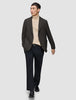 En mann kledd i en Timeless Wool Blazer Slim i mørkebrun rutemønster, beige turtleneck, svarte bukser og loafers.