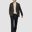 En mann kledd i en Timeless Wool Blazer Slim i mørkebrun rutemønster, beige turtleneck, svarte bukser og loafers.
