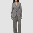 En kvinne i en grå blazer med fiskebensmønster og matchende Women Ashryn Pants Wide Domino Herringbone.