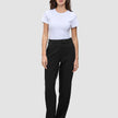 En kvinne iført en hvit T-skjorte og Women GO2 Pants Straight Black med rette ben.
