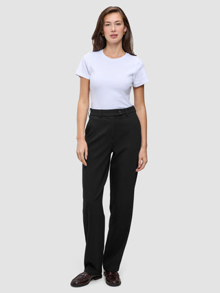 En kvinne iført en hvit T-skjorte og Women GO2 Pants Straight Black med rette ben.