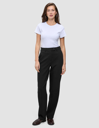 En kvinne iført en hvit T-skjorte og Women GO2 Pants Straight Black med rette ben.