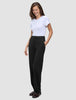 En kvinne iført en hvit T-skjorte og Women GO2 Pants Straight Black i klassisk skandinavisk design.