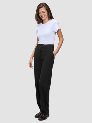 En kvinne iført en hvit T-skjorte og Women GO2 Pants Straight Black i klassisk skandinavisk design.