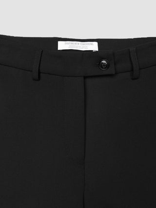 Nærbilde av linningen og knappelukningen på de svarte GO2-buksene for kvinner i rett snitt (Black).