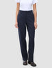 En person som har på seg en hvit T-skjorte stappet ned i Women GO2 Pants Straight Blue Nights og mørke skinnsko.