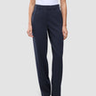 En person som har på seg en hvit T-skjorte stappet ned i Women GO2 Pants Straight Blue Nights og mørke skinnsko.