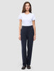En person som har på seg en hvit T-skjorte og Women GO2 Pants Straight Blue Nights med rette ben.