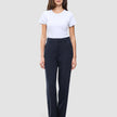 En person som har på seg en hvit T-skjorte og Women GO2 Pants Straight Blue Nights med rette ben.