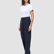 En kvinne iført en hvit T-skjorte og Women GO2 Pants Straight Blue Nights med rett ben.