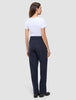 En kvinne iført en hvit T-skjorte og et par Women GO2 Pants Straight Blue Nights med høy midje og rette ben.