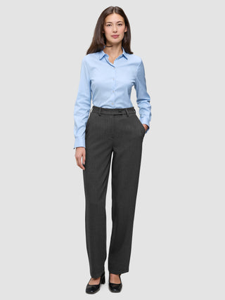 En kvinne iført en lyseblå skjorte med knapper og Women GO2 Pants Straight Dark Grey Melange med rett snitt.
