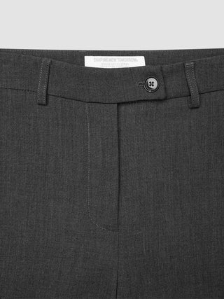 Nærbilde av linningen og knappelukningen på de elastiske, mørkegrå Women GO2 Pants Straight Dark Grey Melange.