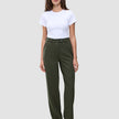 En kvinne har på seg en hvit T-skjorte og Women GO2 Pants Straight Dusty Olive med rett snitt.